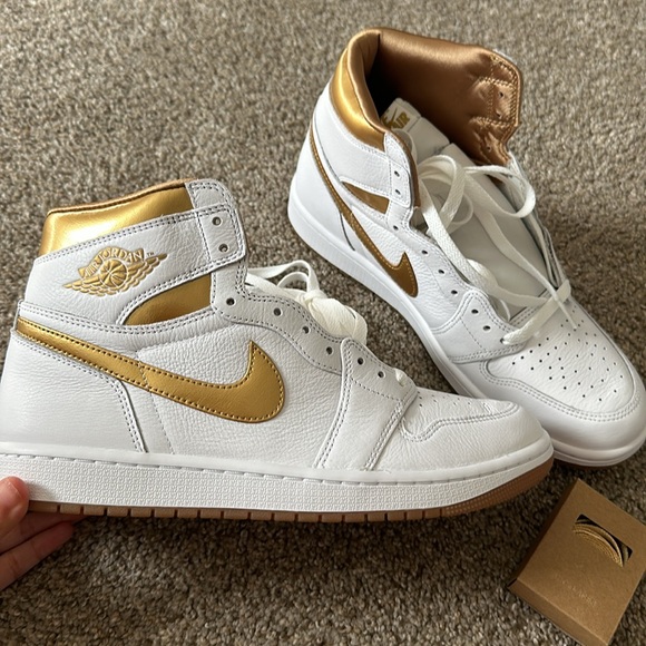 Nike Air Jordan 1 Retro High OG Metallic Gold - Picture 2 of 6